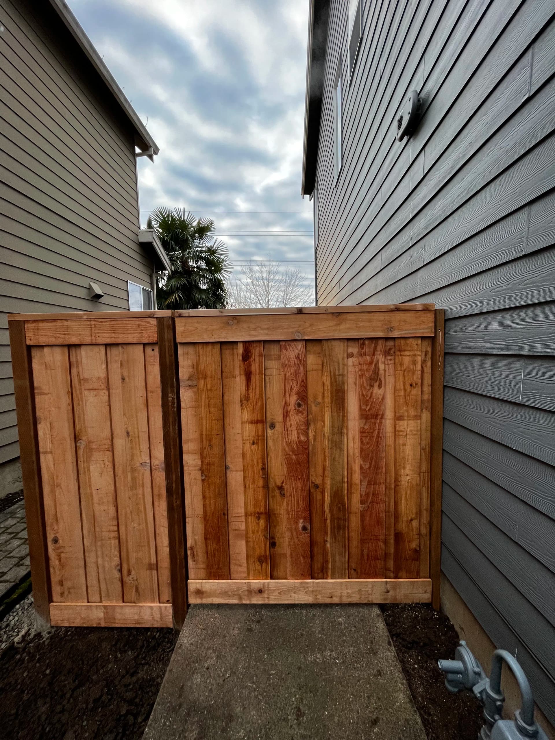 Gallery photos for Board-Over-Board Cedar Fence with Picture Frame Finish: Image #3